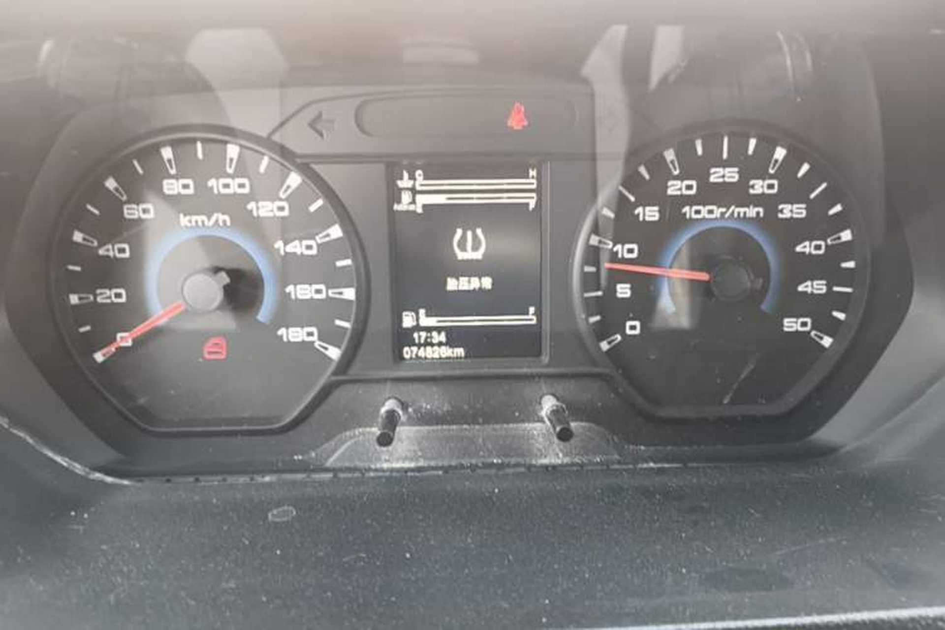 Used Iveco Daily 2023 2.5T V40 Van Long Wheelbase Mid-Roof Design Dual Tires Side-Swing Doors 2-3 Seater Instrument Cluster