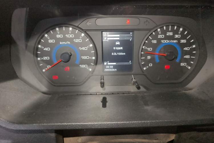 Used Iveco Daily 2023 2.5T V40 Van Long Wheelbase Mid-Roof Dual Tires Manual Doors 2-3 Seater Instrument Cluster