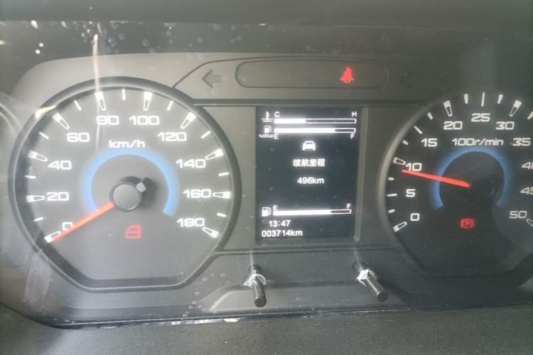 Used Iveco Daily 2023 2.8T V35 Van Short Wheelbase Mid-Roof Design Dual Tires Side-Swing Doors 2-3 Seater Instrument Cluster