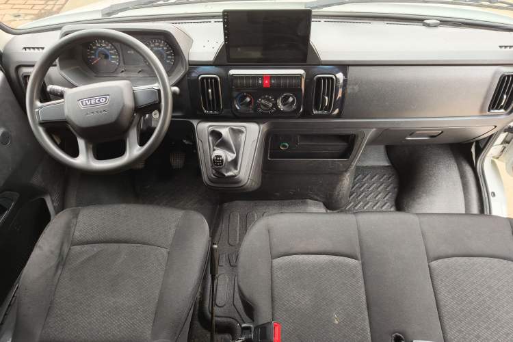 Used Iveco Daily 2023 2.5T A37M1 Long Wheelbase Mid-Roof Dual-Tire Side-Sliding Doors 5-9 Seats Interior 1