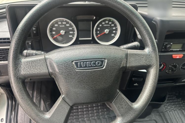 Used Iveco Daily 2023 2.5T V40 Van Long Wheelbase Mid-Roof Design Dual Tires Side-Swing Doors 2-3 Seater Interior 3