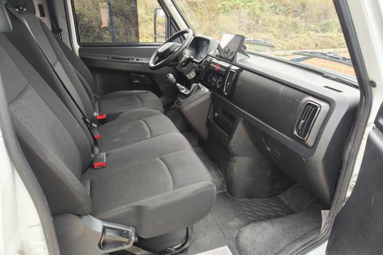 Used Iveco Daily 2023 2.5T A37M1 Long Wheelbase Mid-Roof Dual-Tire Side-Sliding Doors 5-9 Seats Interior 3