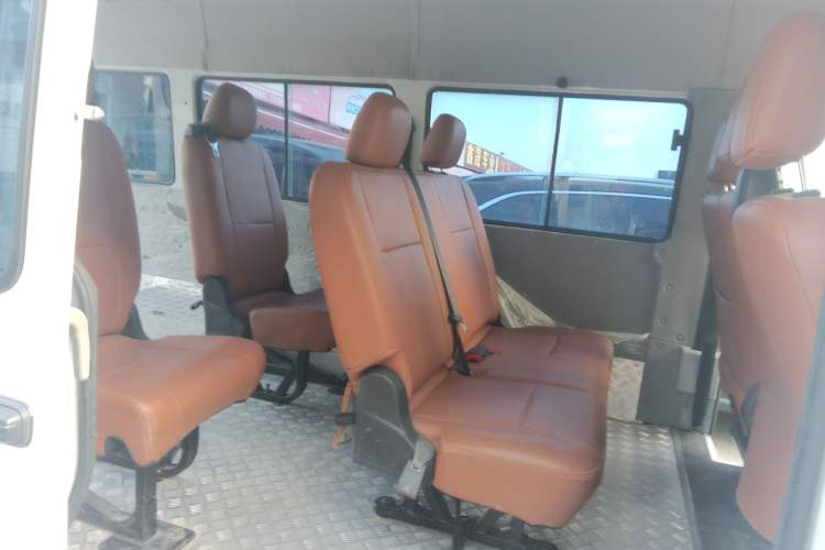 Used Iveco Daily 2023 2.5T A37M1 Long Wheelbase Mid-Roof Dual-Tire Side-Sliding Doors 5-9 Seats Interior 4