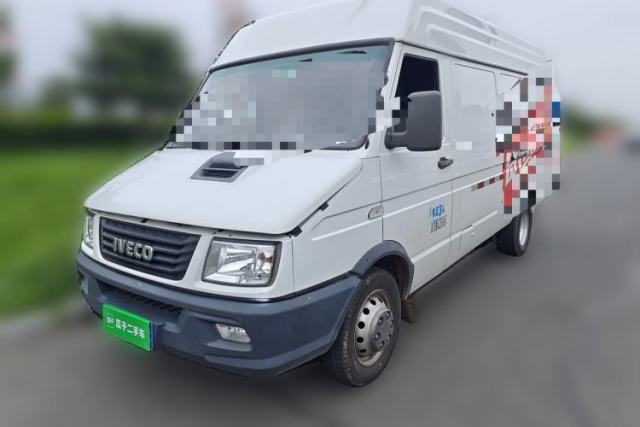 Used Iveco Daily 2023 2.5T V40 Van Long Wheelbase Mid-Roof Design Dual Tires Side-Swing Doors 2-3 Seater