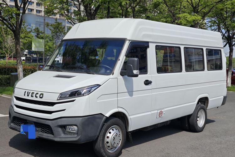 Used Iveco Daily 2023 2.5T V40 Van Long Wheelbase Mid-Roof Design Dual Tires Side-Swing Doors 2-3 Seater Guazi used car, China used car export, Used car for sale, Used cars, Cheapest cars for sale