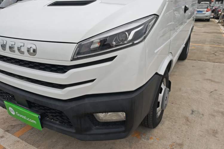 Used Iveco Daily 2023 2.5T A35M1 Short Wheelbase Mid-Roof Dual Tire Side-Sliding Doors 5–9 Seats Left Front Headlight