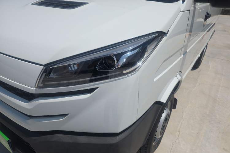 Used Iveco Daily 2023 2.5T V35 Van Short Wheelbase Mid-Roof Single-Tire Manual Door – 2-3 Seater Left Front Headlight