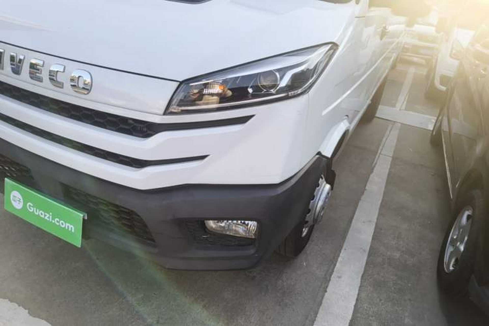 Used Iveco Daily 2023 2.5T V40 Van Long Wheelbase Mid-Roof Design Dual Tires Side-Swing Doors 2-3 Seater Left Front Headlight