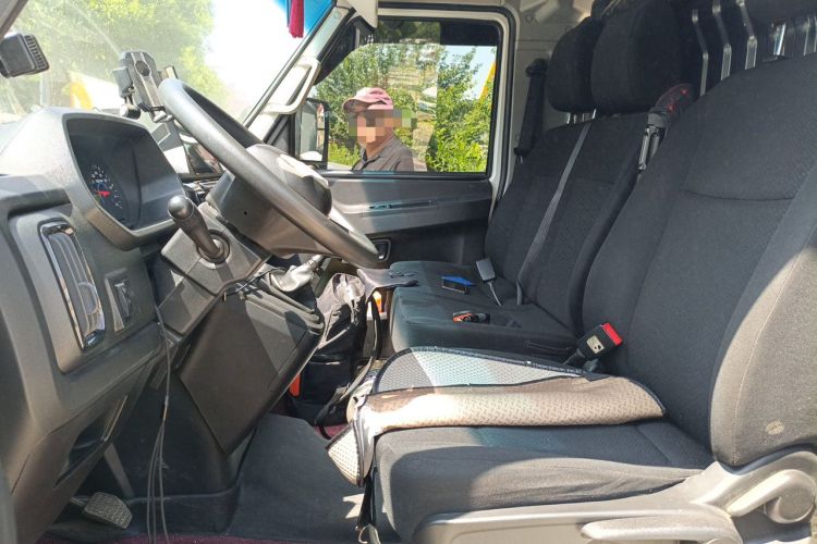 Used Iveco Daily 2023 2.8T V37 Van Long Wheelbase Mid-Roof Dual Tires Manual Doors 2-3 Seater Left Front Seat