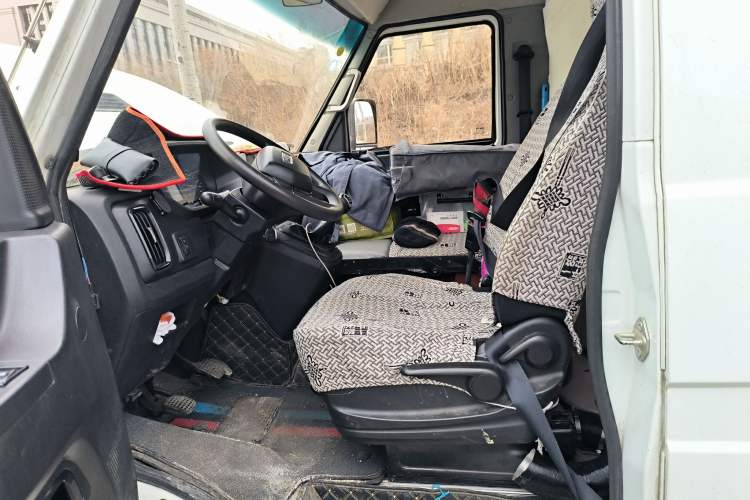 Used Iveco Daily 2023 2.5T V40 Van Long Wheelbase Mid-Roof Dual Tires Manual Doors 2-3 Seater Left Front Seat