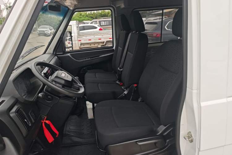 Used Iveco Daily 2023 2.5T A35M1 Short Wheelbase Mid-Roof Dual Tire Side-Sliding Doors 5–9 Seats Left Front Seat