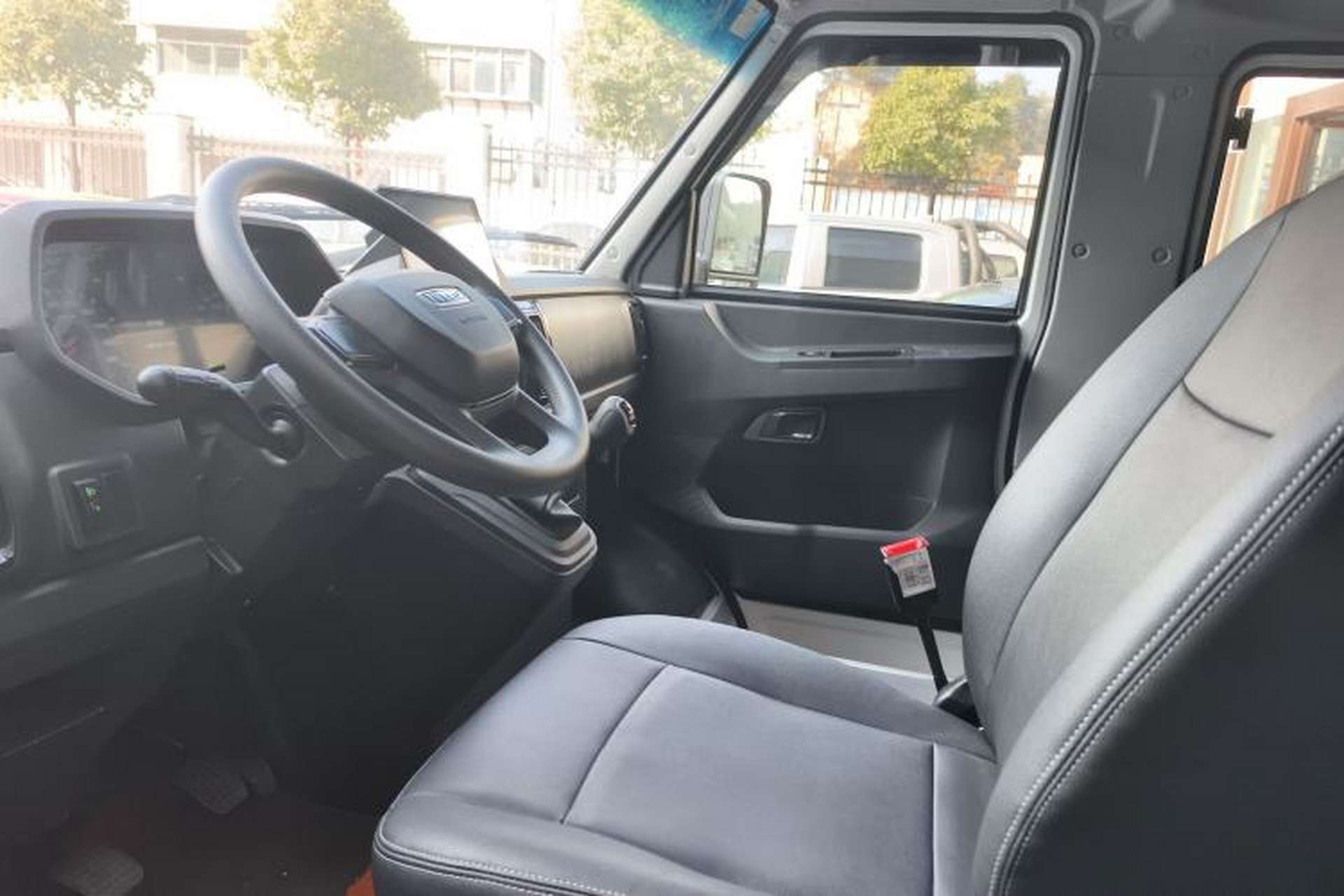 Used Iveco Daily 2023 2.5T A35M1 Short Wheelbase Low-Roof Single-Tire Side-Sliding Door 5-9 Seater Left Front Seat