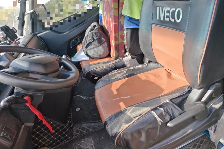 Used Iveco Daily 2023 2.5T V37 Van Long Wheelbase Mid-Roof Design Dual Tires Side-Swing Doors 2-3 Seater Left Front Seat