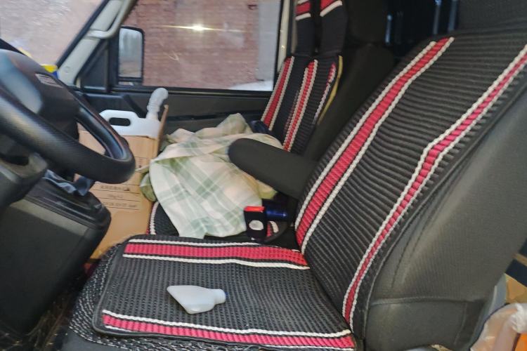 Used Iveco Daily 2023 2.5T V40 Van Long Wheelbase Mid-Roof Design Dual Tires Side-Swing Doors 2-3 Seater Left Front Seat