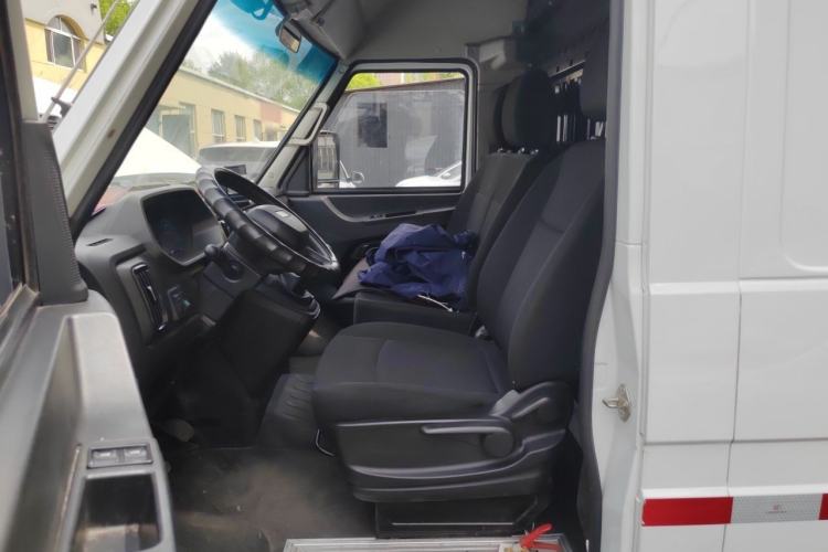 Used Iveco Daily 2023 2.5T V35 Van Short Wheelbase Mid-Roof Design Dual Tires Side-Swing Doors 2-3 Seater Left Front Seat