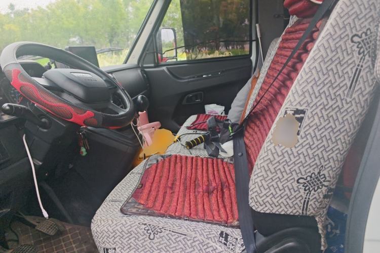 Used Iveco Daily 2023 2.5T A37M1 Multi-Purpose Passenger Vehicle Long Wheelbase Mid-Roof Design Single-Tire Side-Sliding Door Left Front Seat