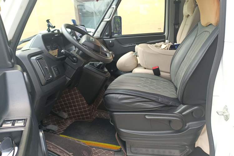 Used Iveco Daily 2023 2.5T A35M1 Short Wheelbase Mid-Height Dual-Tire Manual Door 5-9 Seater Left Front Seat