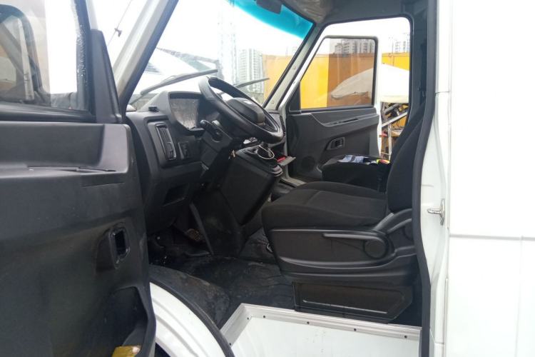 Used Iveco Daily 2023 2.5T A37M1 Long Wheelbase Mid-Roof Dual-Tire Side-Sliding Doors 5-9 Seats Left Front Seat