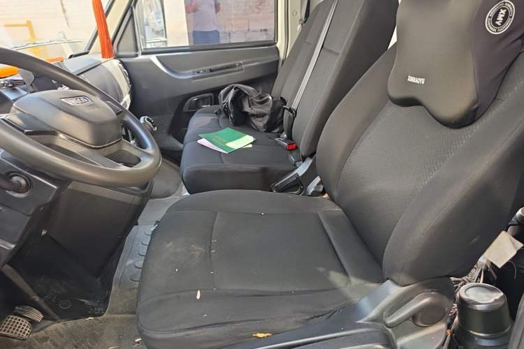 Used Iveco Daily 2023 2.5T A35M1 Short Wheelbase Mid-Height Dual-Tire Manual Door 5-9 Seater Left Front Seat