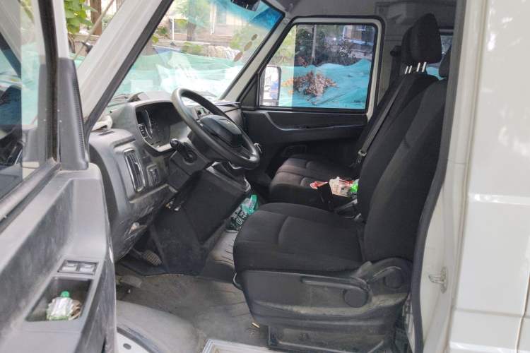 Used Iveco Daily 2023 2.5T V40 Van Long Wheelbase Mid-Roof Design Dual Tires Side-Swing Doors 2-3 Seater Left Front Seat