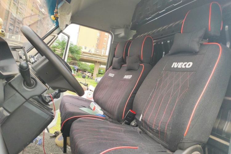 Used Iveco Daily 2023 2.8T V40 Van Long Wheelbase Mid-Roof Design Dual Tires Side-Swing Doors 2-3 Seater Left Front Seat