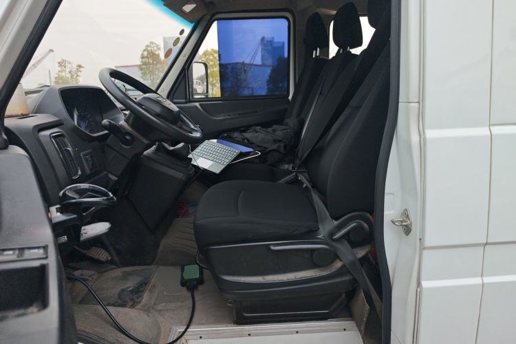 Used Iveco Daily 2023 2.5T A35M1 Short Wheelbase Low-Roof Single-Tire Side-Sliding Door 5-9 Seater Left Front Seat