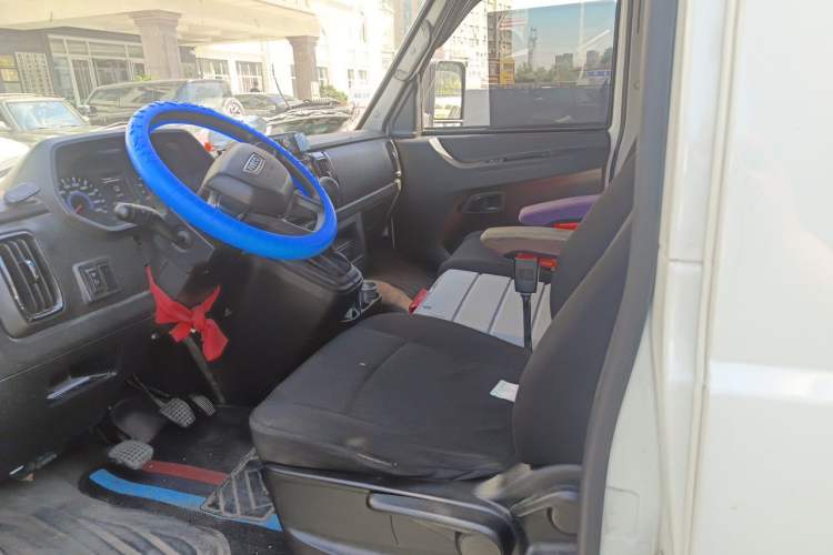 Used Iveco Daily 2023 2.5T A37M1 Long Wheelbase Mid-Roof Dual-Tire Manual-Shift 5-9 Seater Left Front Seat