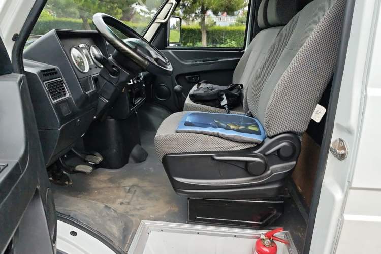 Used Iveco Daily 2023 2.5T V40 Van Long Wheelbase Mid-Roof Design Dual Tires Side-Swing Doors 2-3 Seater Left Front Seat