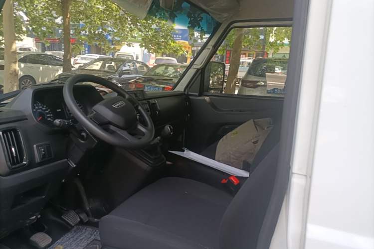 Used Iveco Daily 2023 2.8T V35 Van Short Wheelbase Mid-Roof Design Dual Tires Side-Swing Doors 2-3 Seater Left Front Seat