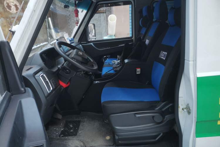 Used Iveco Daily 2023 2.5T A35M1 Multi-Purpose Passenger Vehicle Short Wheelbase Mid-Roof Design Dual Side Sliding Doors Automatic Transmission Left Front Seat