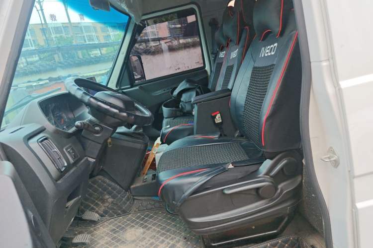 Used Iveco Daily 2023 2.5T A37M1 Long Wheelbase Mid-Height Dual-Tire Manual Door 5-9 Seater Left Front Seat