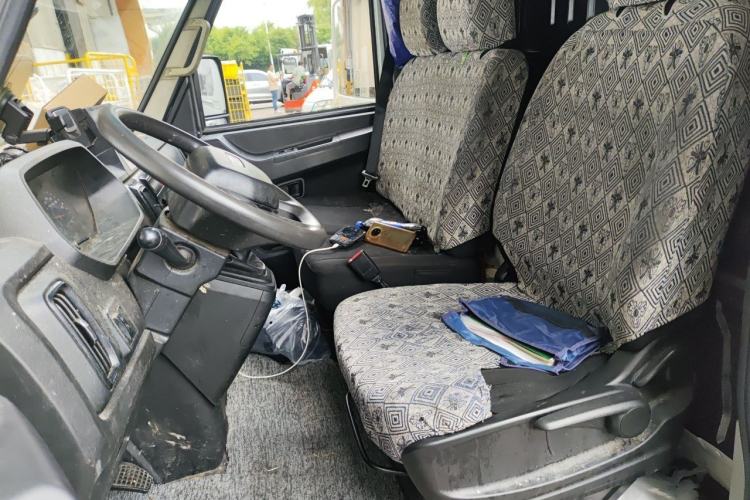 Used Iveco Daily 2023 2.8T V40 Van Long Wheelbase Mid-Roof Dual Tires Manual Doors 2-3 Seater Left Front Seat