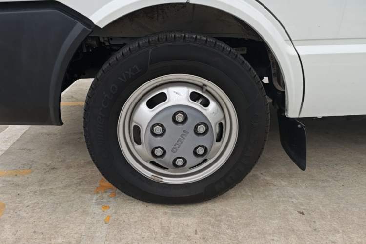Used Iveco Daily 2023 2.5T A35M1 Short Wheelbase Mid-Roof Dual Tire Side-Sliding Doors 5–9 Seats Left Front Wheel Hub