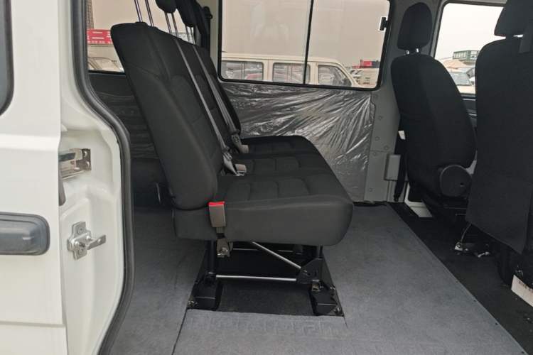 Used Iveco Daily 2023 2.5T A35M1 Short Wheelbase Mid-Roof Dual Tire Side-Sliding Doors 5–9 Seats Left Rear Seat