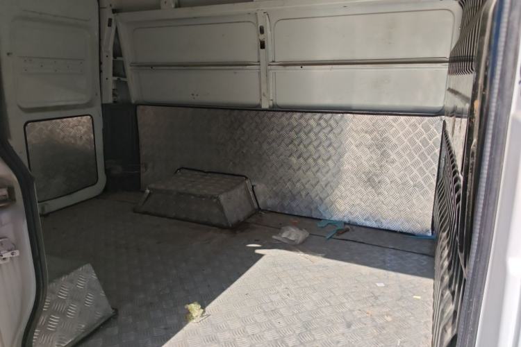 Used Iveco Daily 2023 2.5T V35 Van Short Wheelbase Mid-Roof Design Dual Tires Side-Swing Doors 2-3 Seater Left Rear Seat