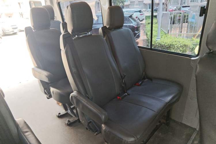 Used Iveco Daily 2023 2.5T A35M1 Short Wheelbase Mid-Height Single-Tire Manual Door – 5 to 9 Seats Left Rear Seat