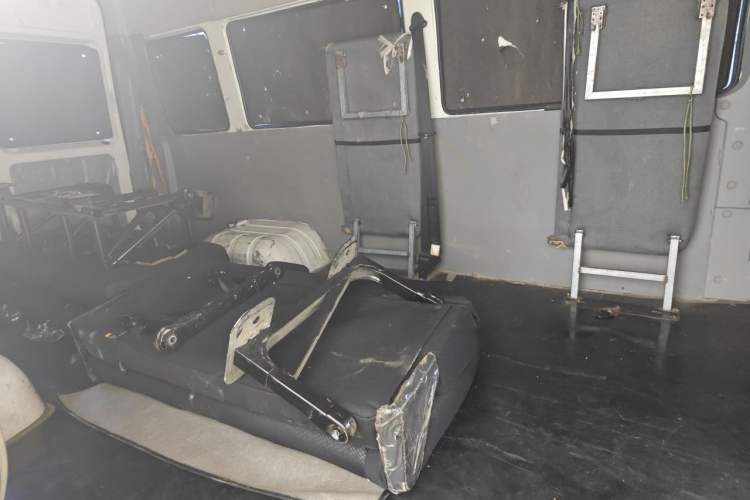 Used Iveco Daily 2023 2.5T A37M1 Long Wheelbase Mid-Height Dual-Tire Side-Sliding Doors 5–9 Seats Left Rear Seat