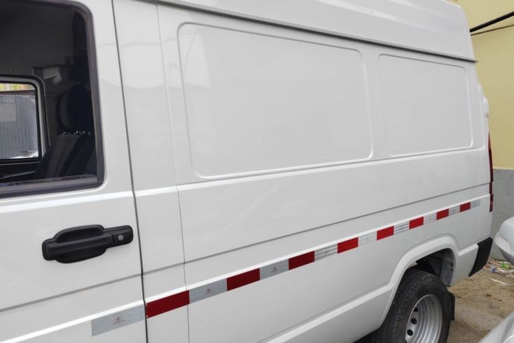 Used Iveco Daily 2023 2.5T V35 Van Short Wheelbase Mid-Roof Design Dual Tires Side-Swing Doors 2-3 Seater Left Rear Seat