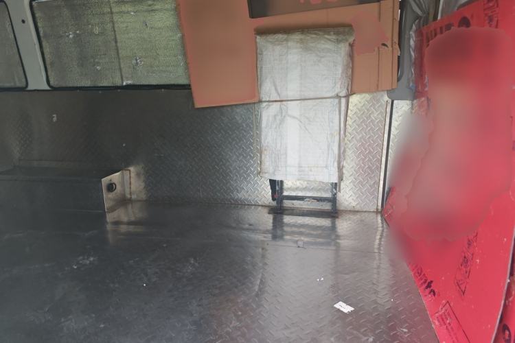 Used Iveco Daily 2023 2.5T A37M1 Multi-Purpose Passenger Vehicle Long Wheelbase Mid-Roof Design Single-Tire Side-Sliding Door Left Rear Seat