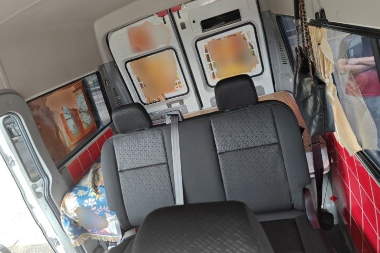 Used Iveco Daily 2023 2.5T A35M1 Short Wheelbase Mid-Height Single-Tire Side-Sliding Door 5–9 Seats Left Rear Seat