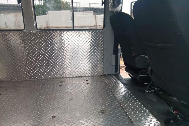 Used Iveco Daily 2023 2.5T A37M1 Long Wheelbase Mid-Roof Dual-Tire Side-Sliding Doors 5-9 Seats Left Rear Seat