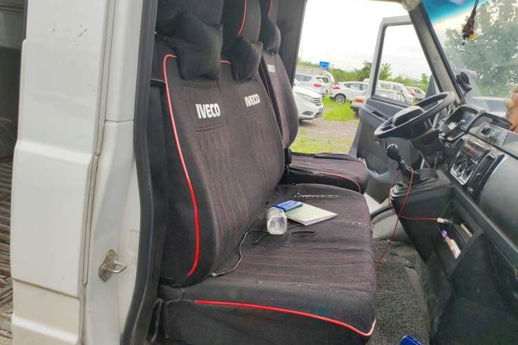 Used Iveco Daily 2023 2.8T V40 Van Long Wheelbase Mid-Roof Design Dual Tires Side-Swing Doors 2-3 Seater Left Rear Seat