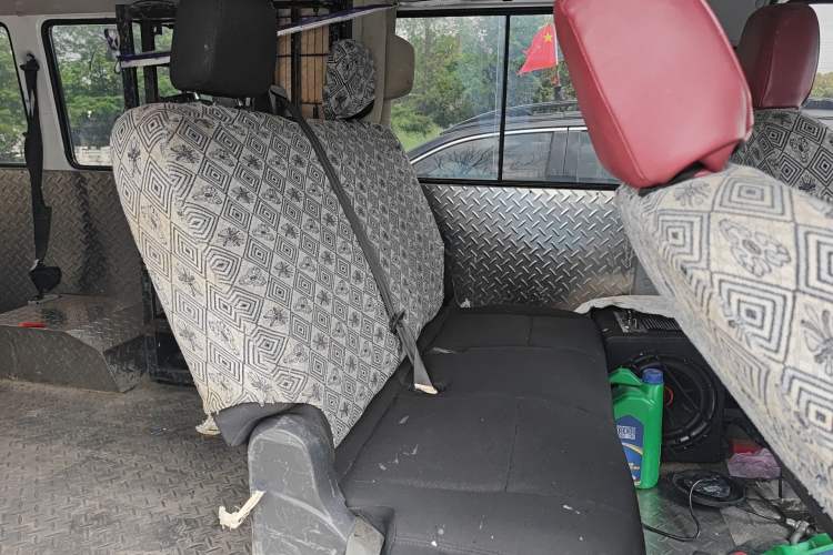 Used Iveco Daily 2023 2.5T A37M1 Long Wheelbase Mid-Roof Dual-Tire Side-Sliding Doors 5-9 Seats Left Rear Seat