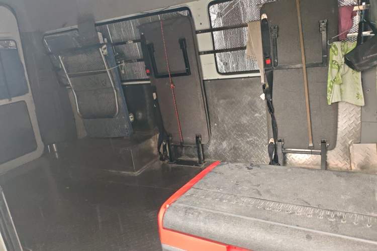 Used Iveco Daily 2023 2.5T A37M1 Multi-Purpose Passenger Vehicle Long Wheelbase Mid-Roof Design Dual Side Sliding Doors Automatic Transmission Left Rear Seat