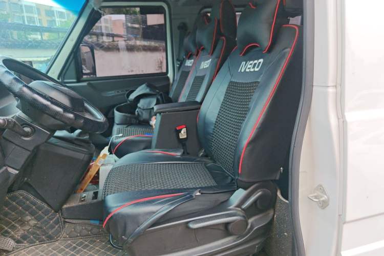 Used Iveco Daily 2023 2.5T A37M1 Long Wheelbase Mid-Height Dual-Tire Manual Door 5-9 Seater Left Rear Seat