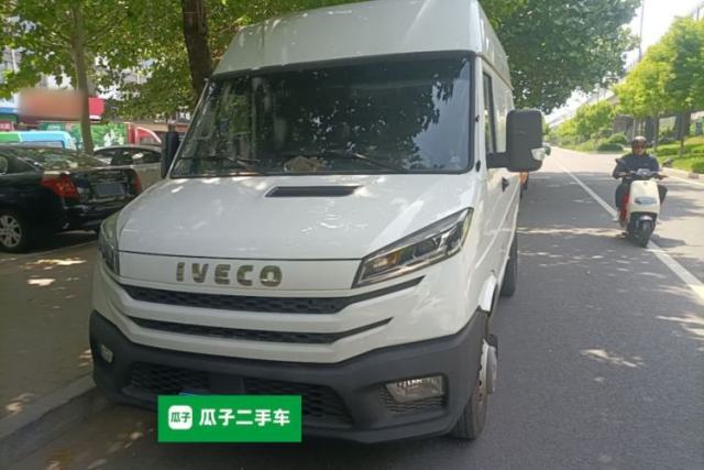 Used Iveco Daily 2023 2.8T V35 Van Short Wheelbase Mid-Roof Design Dual Tires Side-Swing Doors 2-3 Seater