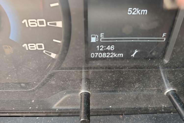 Used Iveco Daily 2023 2.5T V37 Van Long Wheelbase Mid-Roof Design Dual Tires Side-Swing Doors 2-3 Seater Odometer Close Up