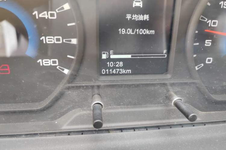 Used Iveco Daily 2023 2.5T V35 Van Short Wheelbase Mid-Roof Design Dual Tires Side-Swing Doors 2-3 Seater Odometer Close Up
