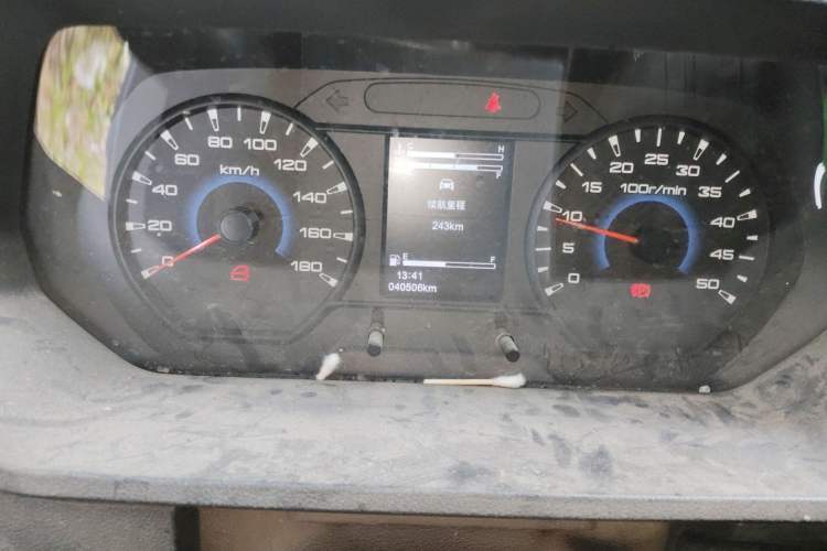 Used Iveco Daily 2023 2.5T V40 Van Long Wheelbase Mid-Roof Design Dual Tires Side-Swing Doors 2-3 Seater Odometer Close Up