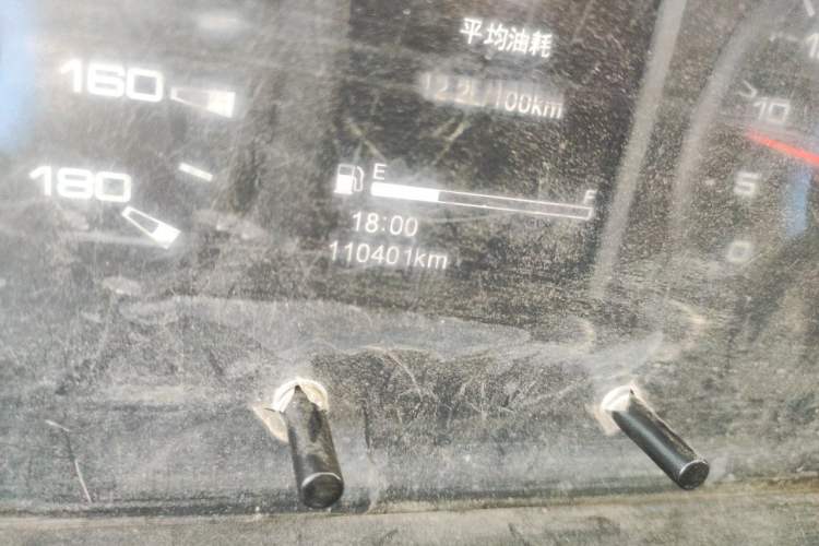 Used Iveco Daily 2023 2.8T V40 Van Long Wheelbase Mid-Roof Design Dual Tires Side-Swing Doors 2-3 Seater Odometer Close Up